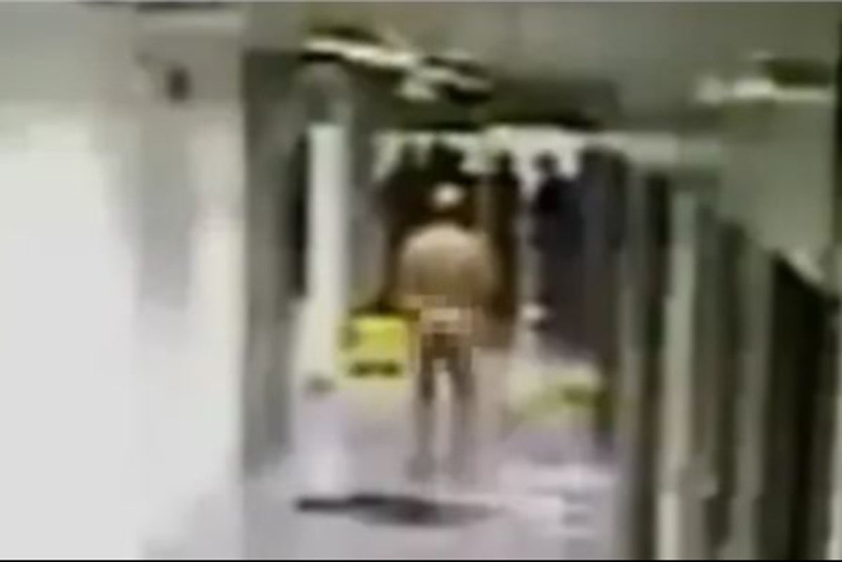 Moment Charles Bronson danse nu à l'extérieur de la cellule alors qu'il se moque de 15 agents de prison en tenue anti-émeute