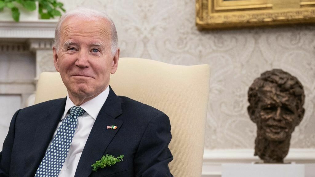 Biden, amateur de poésie, se rend en Irlande, pays des "meilleurs poètes du monde"