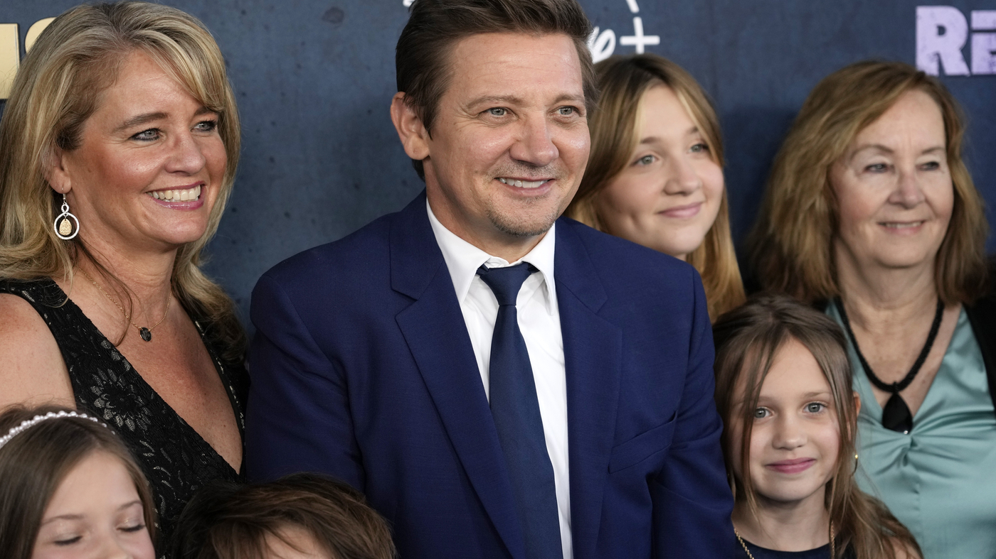 Jeremy Renner assiste à la première d'une nouvelle série quelques mois seulement après l'accident de chasse-neige