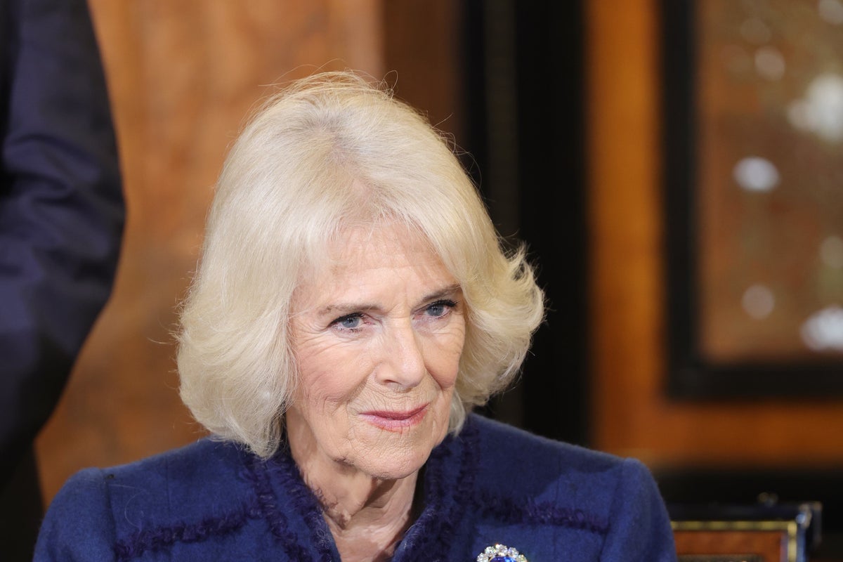 Camilla tiendra un sceptre en ivoire lors de la cérémonie de couronnement