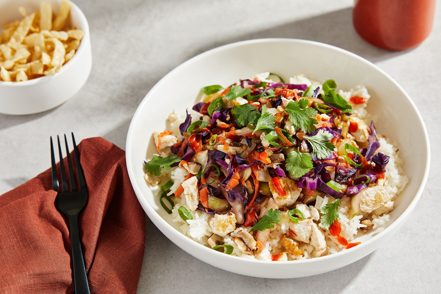 Cette recette de rouleaux impériaux dans un bol transforme les saveurs familières en un plat principal