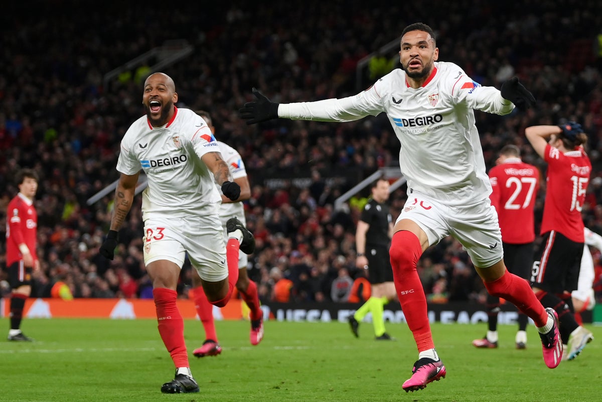 Manchester United 2-2 Séville: les buts contre son camp de Tyrell Malacia et Harry Maguire renversent le match nul en Ligue Europa