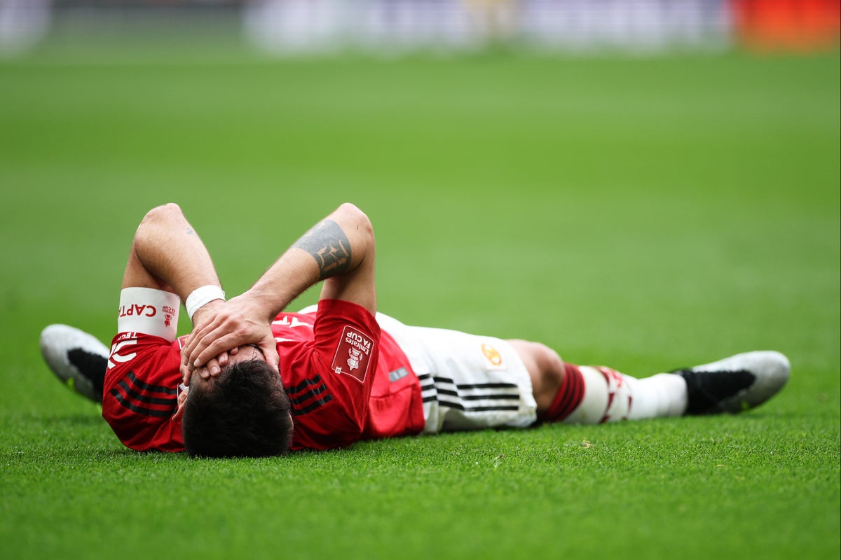 Nouvelles sur les blessures de Man United: Bruno Fernandes photographié portant une botte de protection avant le choc de Tottenham