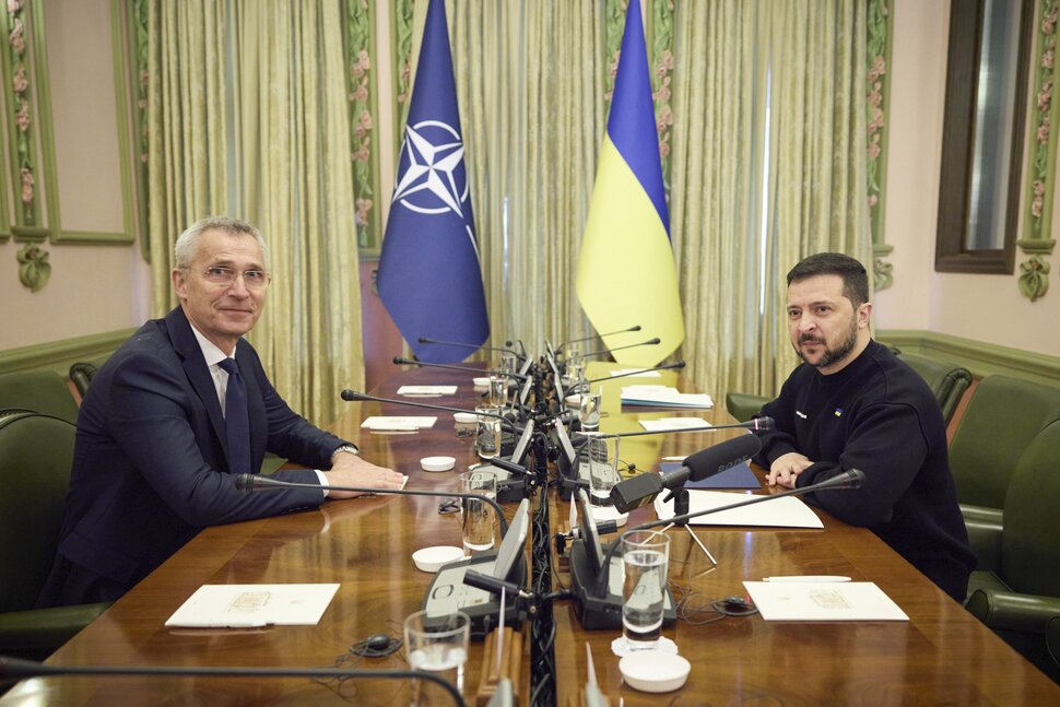 Stoltenberg de l'OTAN visite l'Ukraine quelques jours après Poutine avant l'offensive de printemps |  Rapport mondial