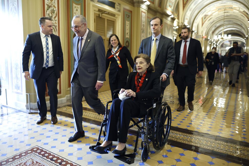 Feinstein revient au Sénat, votant pour la première fois depuis des mois |  Politique