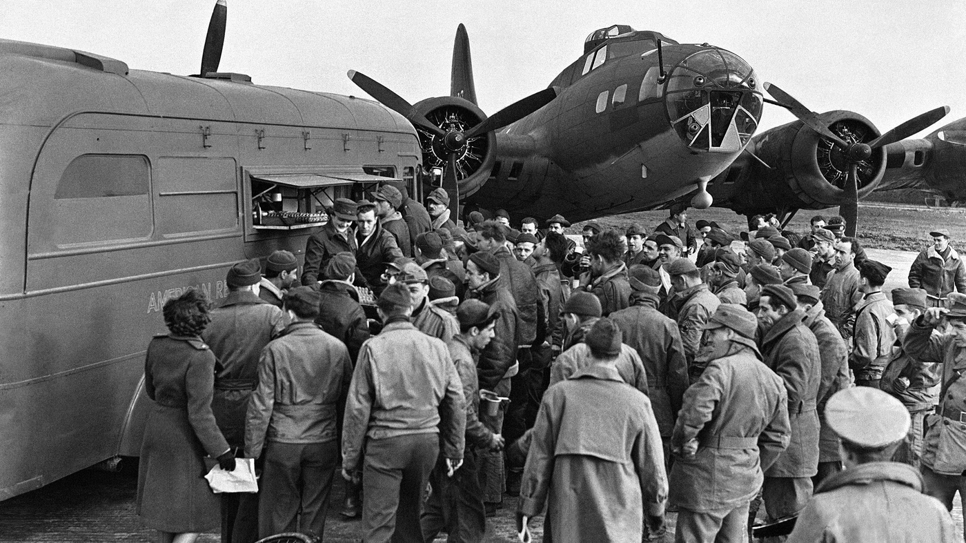 Luis Alberto Urrea rend hommage aux volontaires oubliés de la Seconde Guerre mondiale, dont sa mère