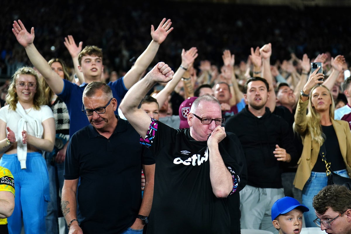 La police néerlandaise avertit les fans de West Ham alors que 5000 se dirigent vers les Pays-Bas pour le décideur de l'AZ Alkmaar