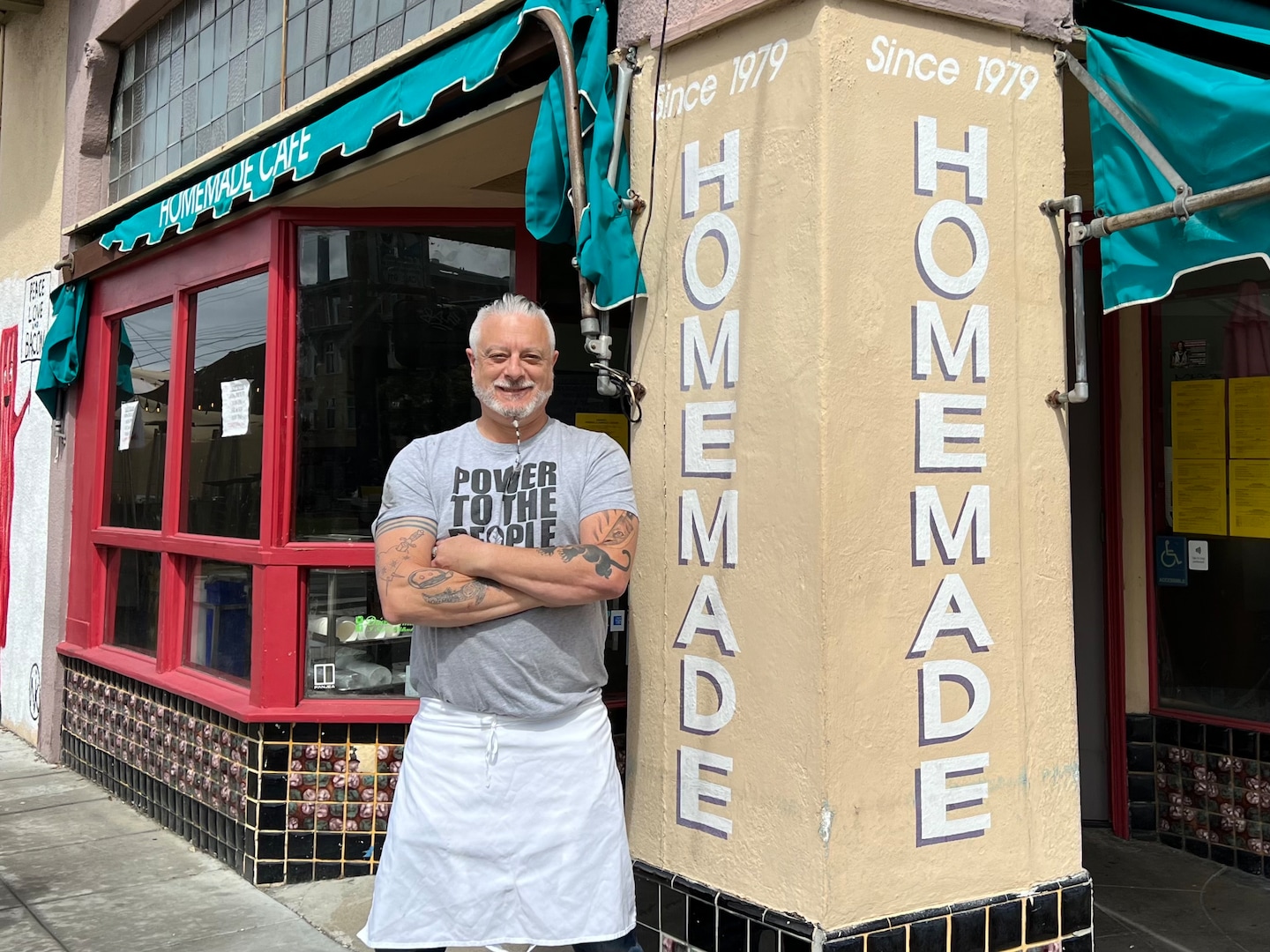 Le propriétaire d'un café à Berkeley sert des petits déjeuners gratuits à tous ceux qui ont faim