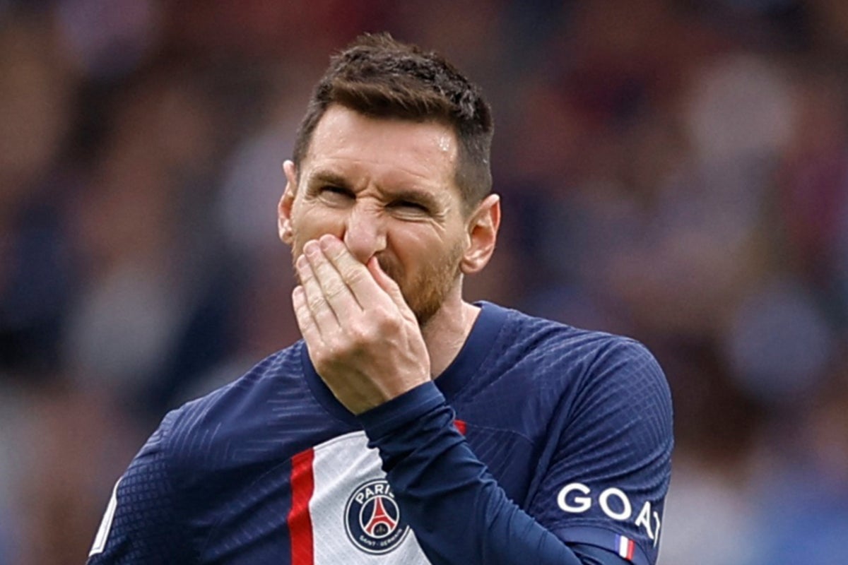 Lionel Messi "a reçu une interdiction de DEUX SEMAINES et une amende du PSG pour un voyage non autorisé en Arabie saoudite"