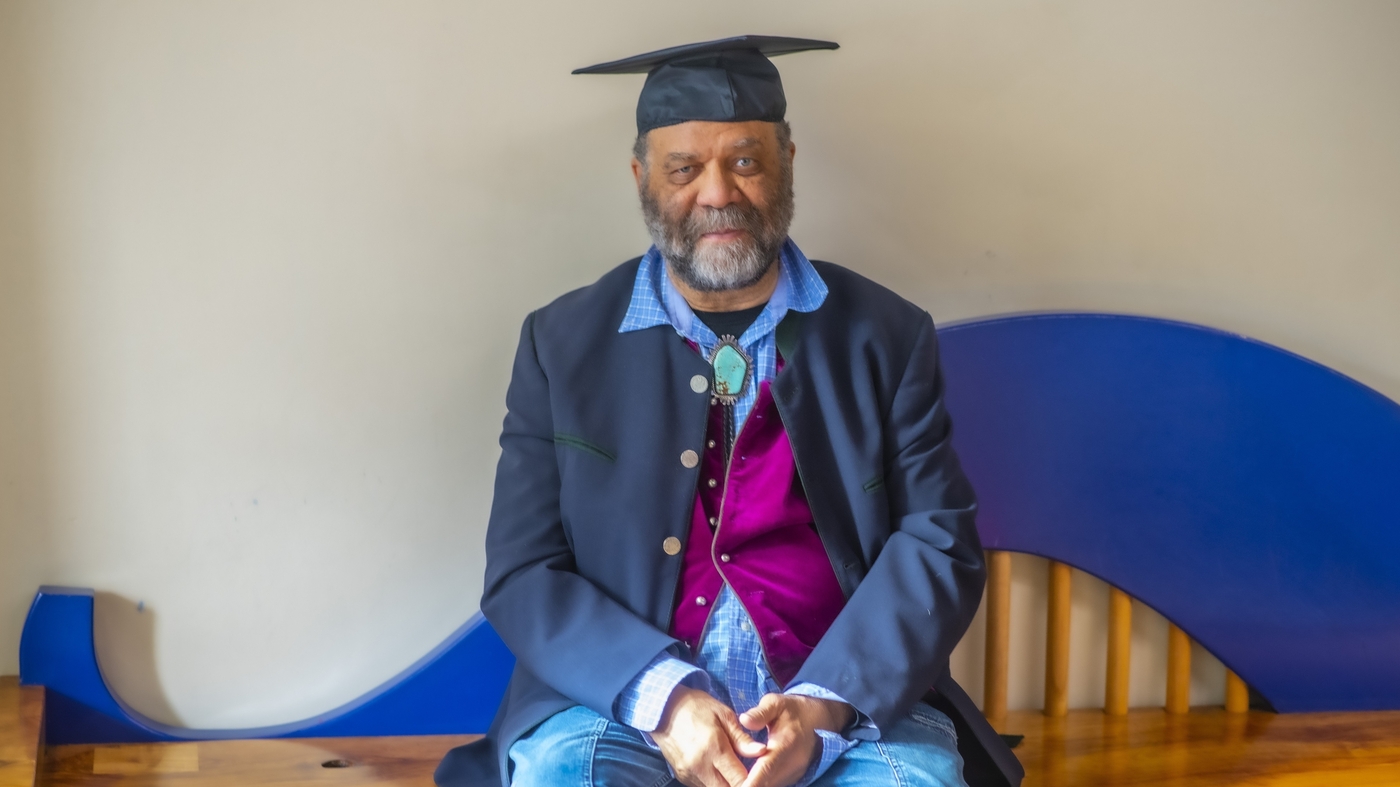 Il a été expulsé après avoir refusé de couper son afro.  57 ans plus tard, il obtient son diplôme