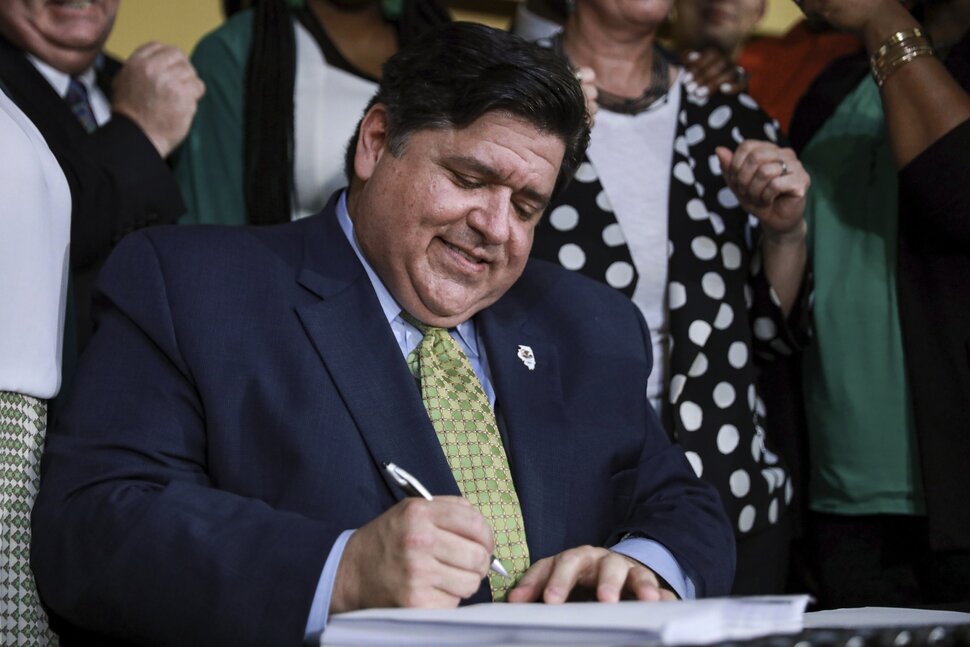 L'Illinois devient le premier État à interdire les interdictions de livres |  nouvelles nationales