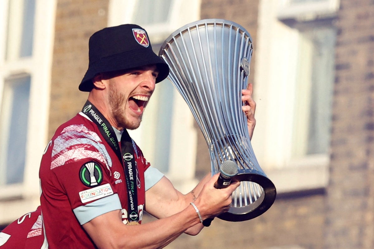En images: Declan Rice et David Moyes mènent les célébrations alors qu'une foule immense assiste au défilé du trophée de West Ham