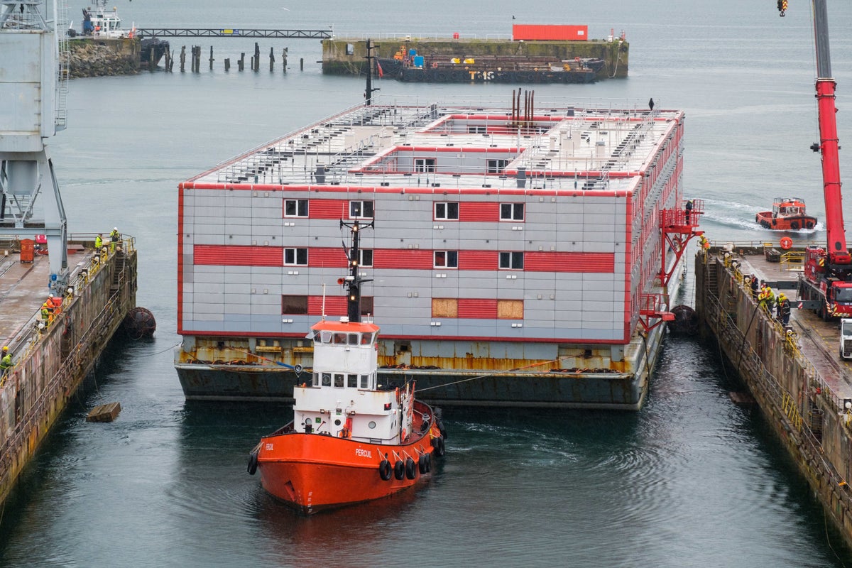 L'autorisation pour une barge de demandeurs d'asile à Londres a été rejetée, confirme Royal Docks