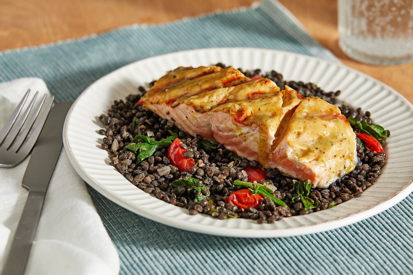 Le saumon et les lentilles forment un duo savoureux et sain