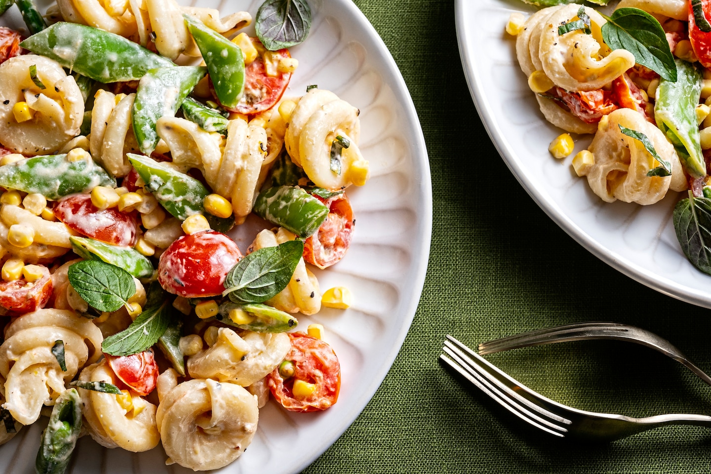Recette de pâtes estivales aux pois mange-tout, au maïs, au fromage de chèvre et à la menthe