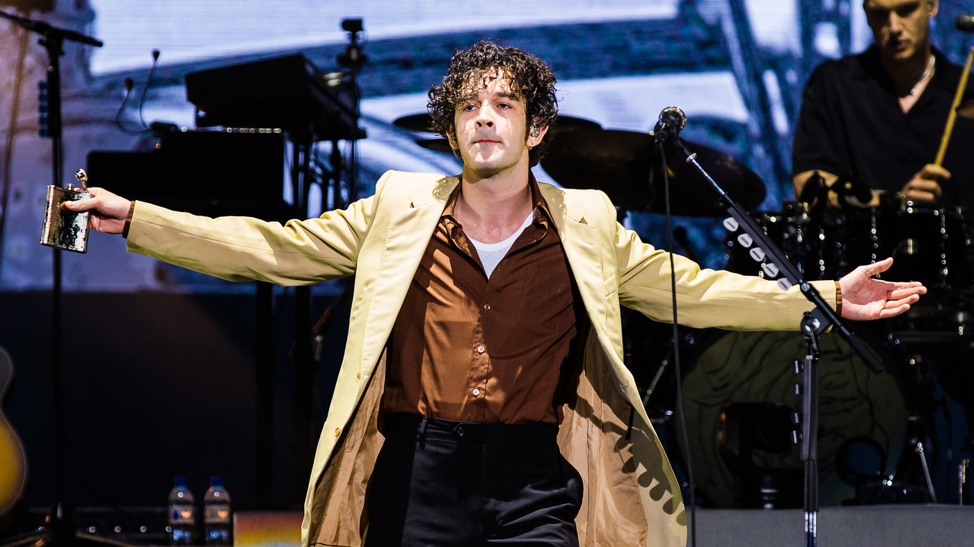 Le gouvernement malaisien annule le festival après que Matty Healy des années 1975 ait embrassé un membre du groupe