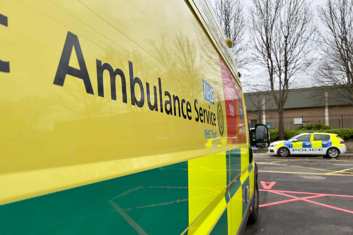 BBC Casualty d'abord alors que de vrais médecins parleront à la caméra pour l'épisode d'anniversaire du NHS