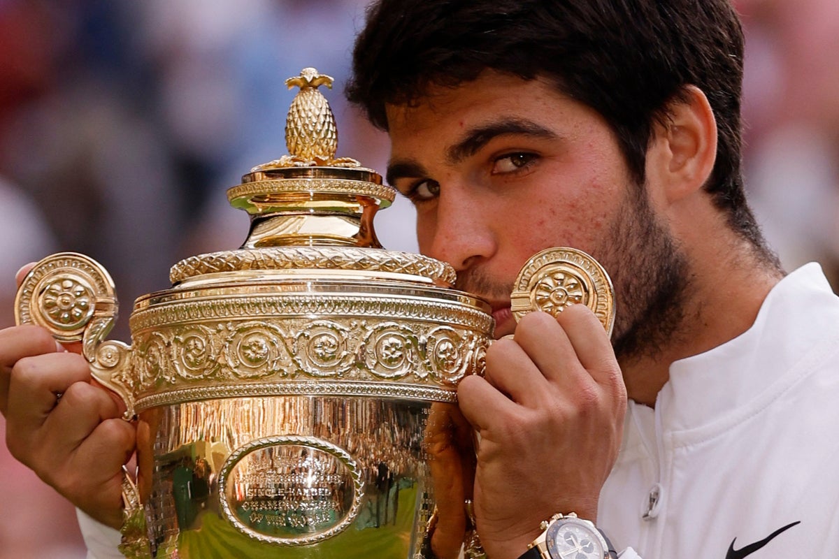 Carlos Alcaraz bat Novak Djokovic dans la finale classique de Wimbledon