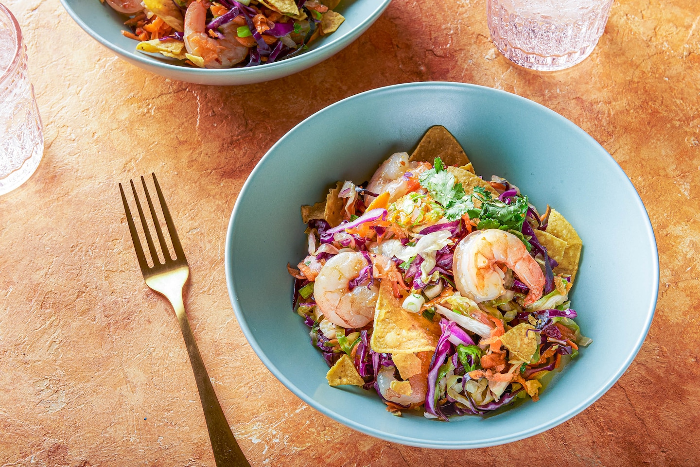 Des crevettes au miel chaudes et une salade de chou croustillante font un repas rapide pour les nuits d'été