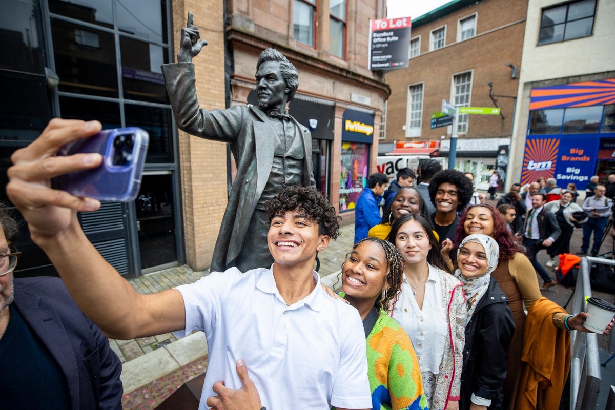Frederick Douglass "parmi les personnes qu'il aimait" lors du dévoilement d'une statue à Belfast