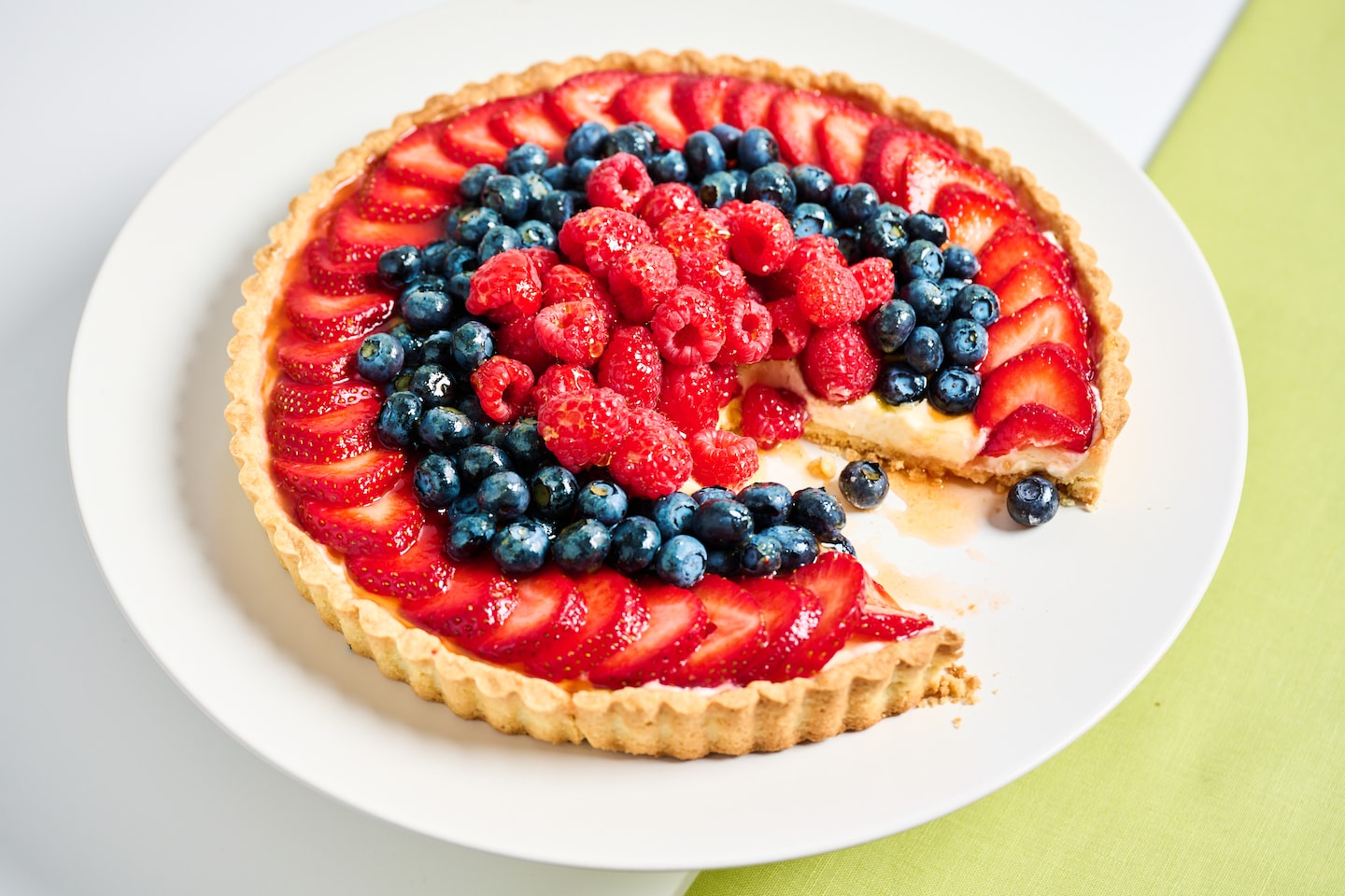 Garnir cette tarte aux fruits avec des baies, des pêches, des prunes ou tout autre fruit que vous aimez