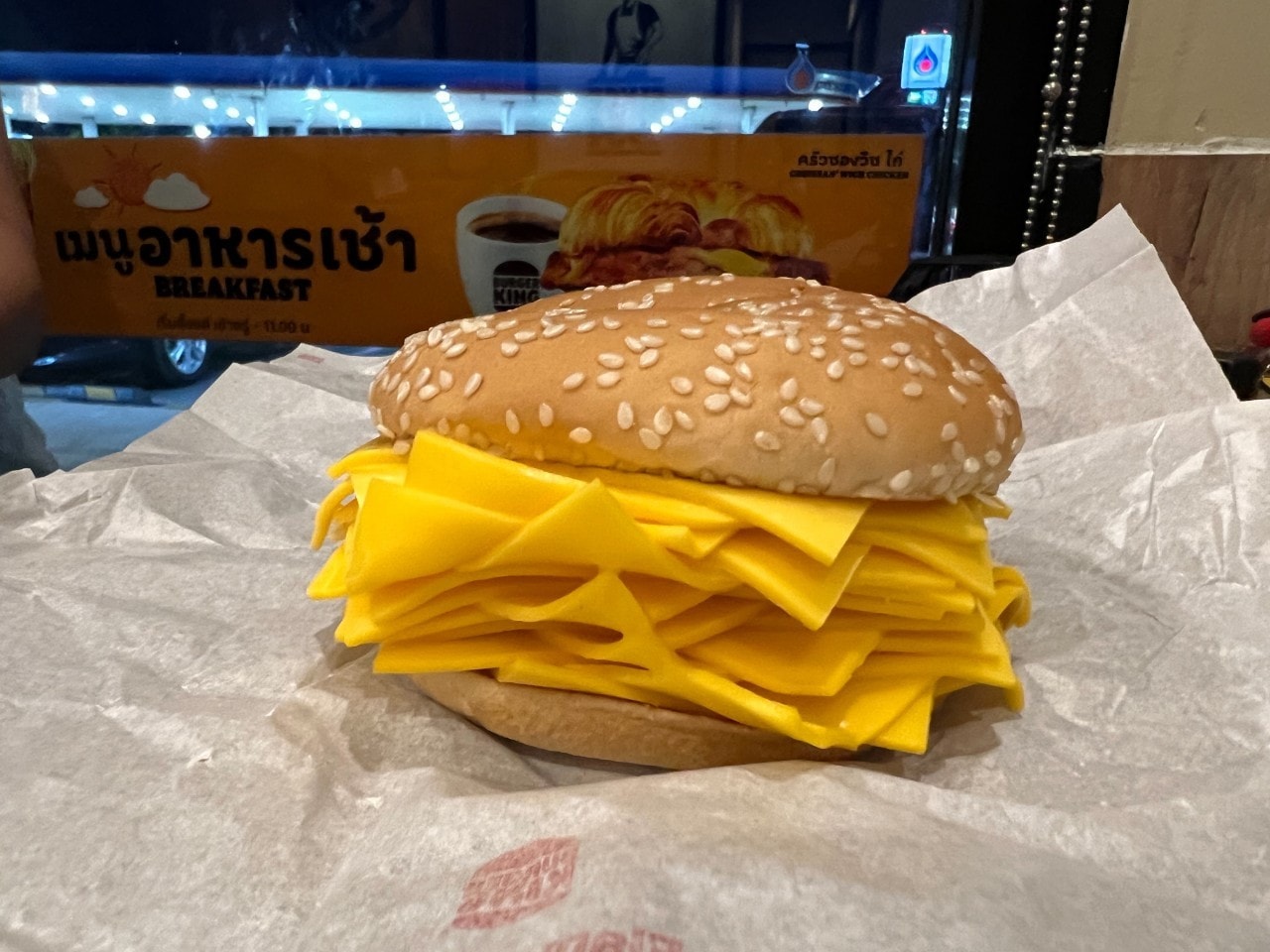 Le 'Real Cheeseburger' de Burger King Thailand est une tour de fromage de 20 tranches