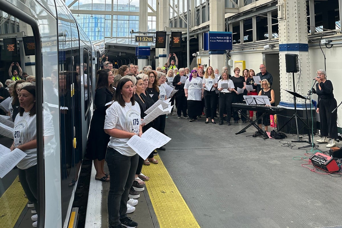 Le personnel ferroviaire interprète Abba Hit pour marquer le 175e anniversaire de Londres Waterloo