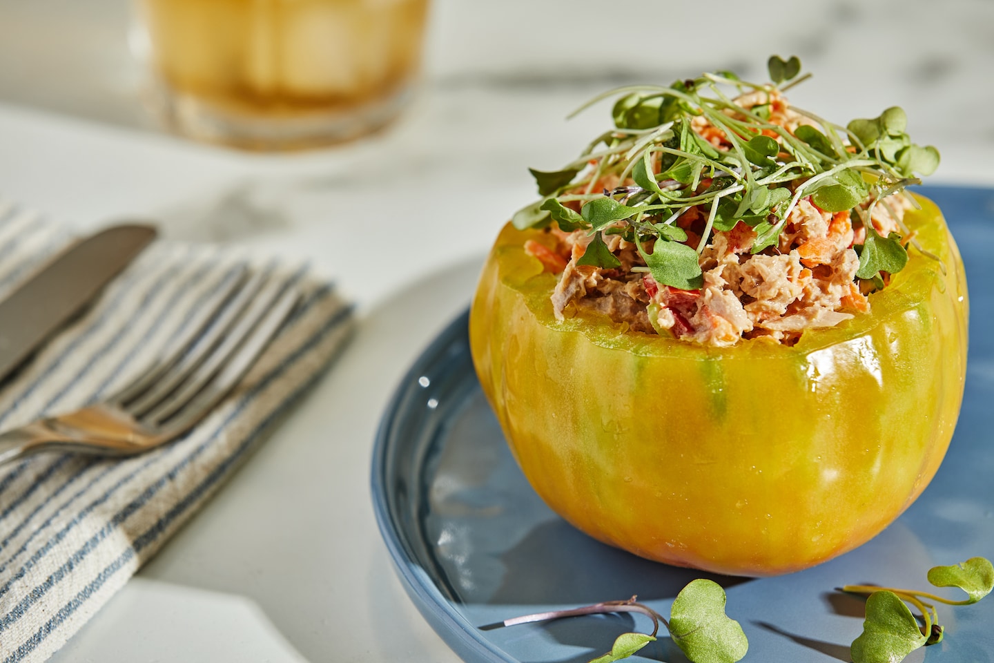 Les tomates farcies à la salade de thon sont un repas d'été élégant et sans cuisson