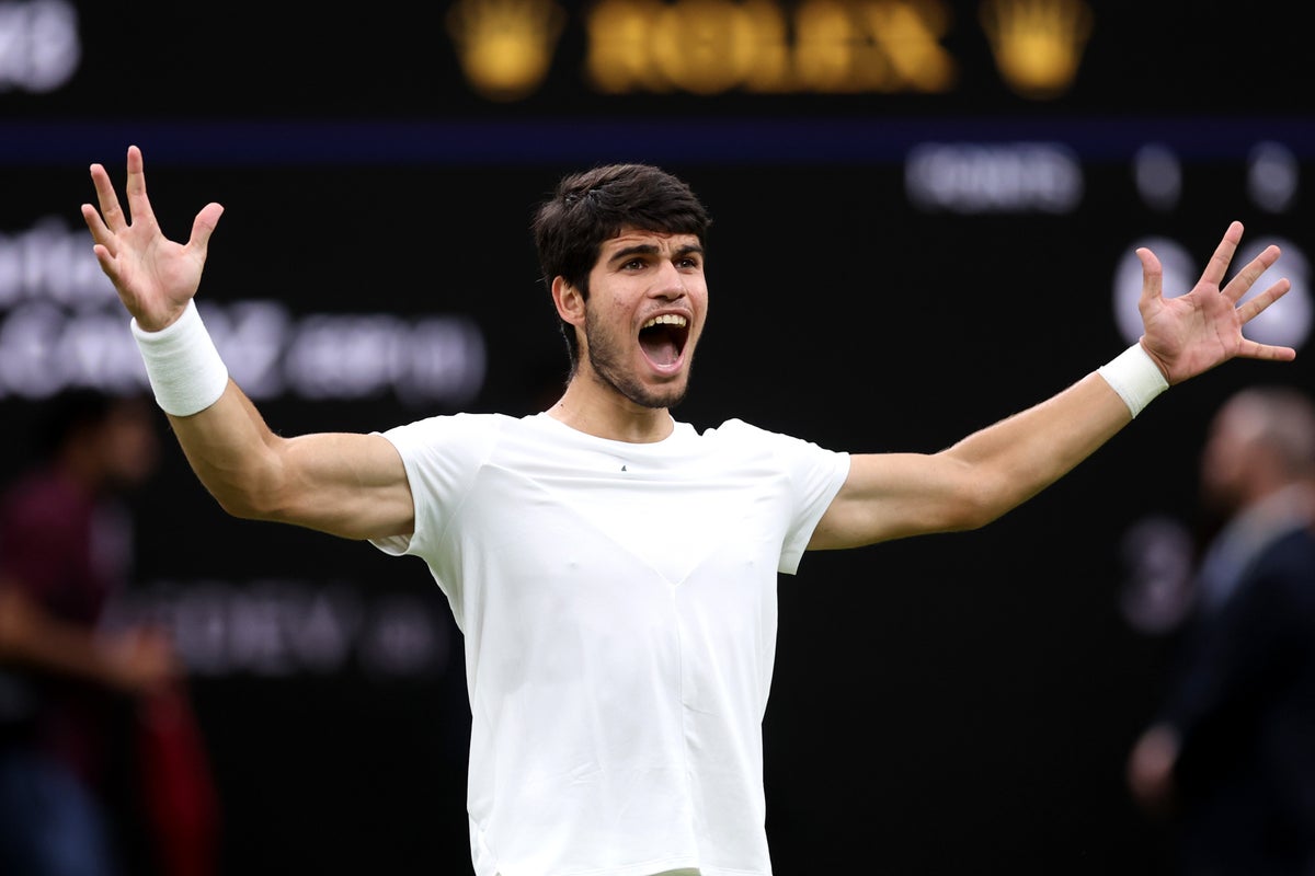Wimbledon 2023 : Carlos Alcaraz prépare la finale de Novak Djokovic avec une superbe victoire sur Daniil Medvedev