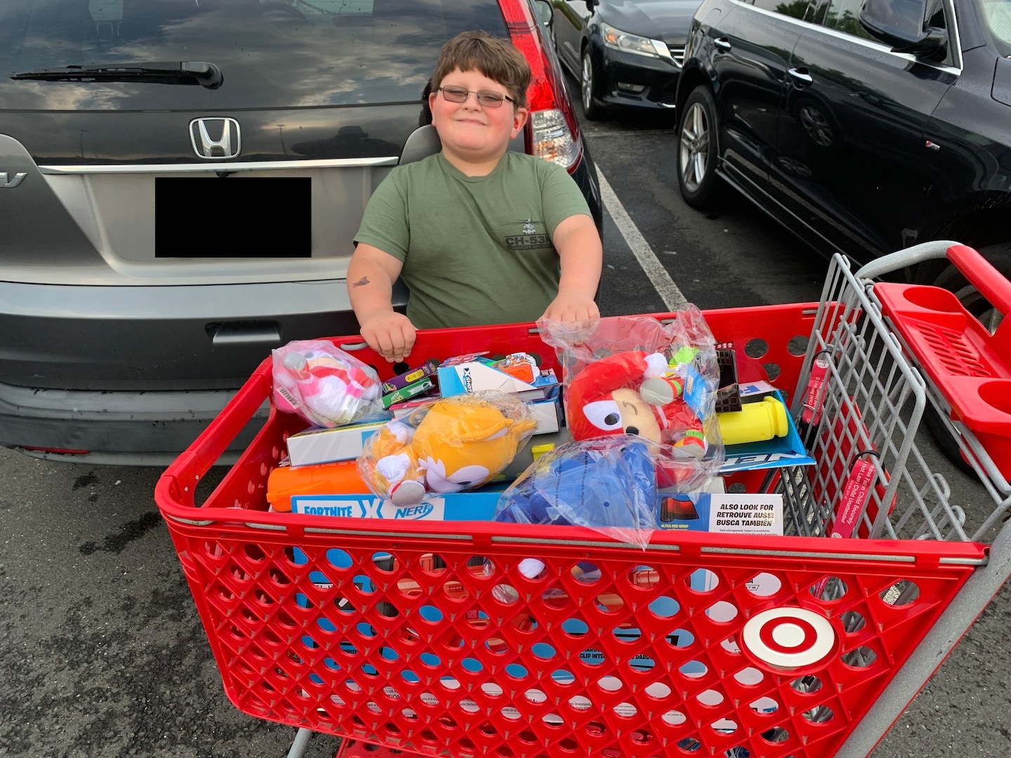 YouTuber fait des farces à l'enfant chez Target, alors les habitants donnent à l'enfant une virée shopping