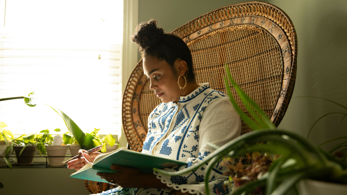 Dans 'Family Lore', l'auteure primée YA Elizabeth Acevedo se tourne vers les lecteurs adultes