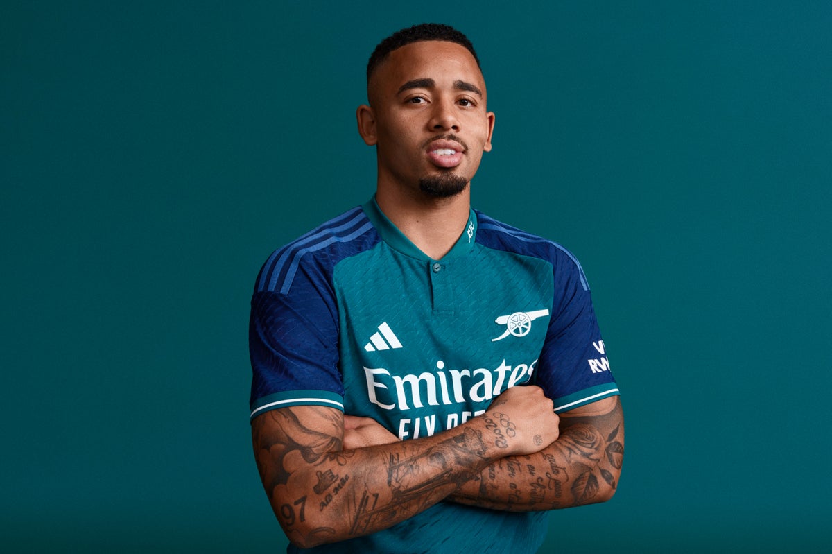 Arsenal lance un nouveau troisième kit pour la saison 2023/24 en retour aux années 1980