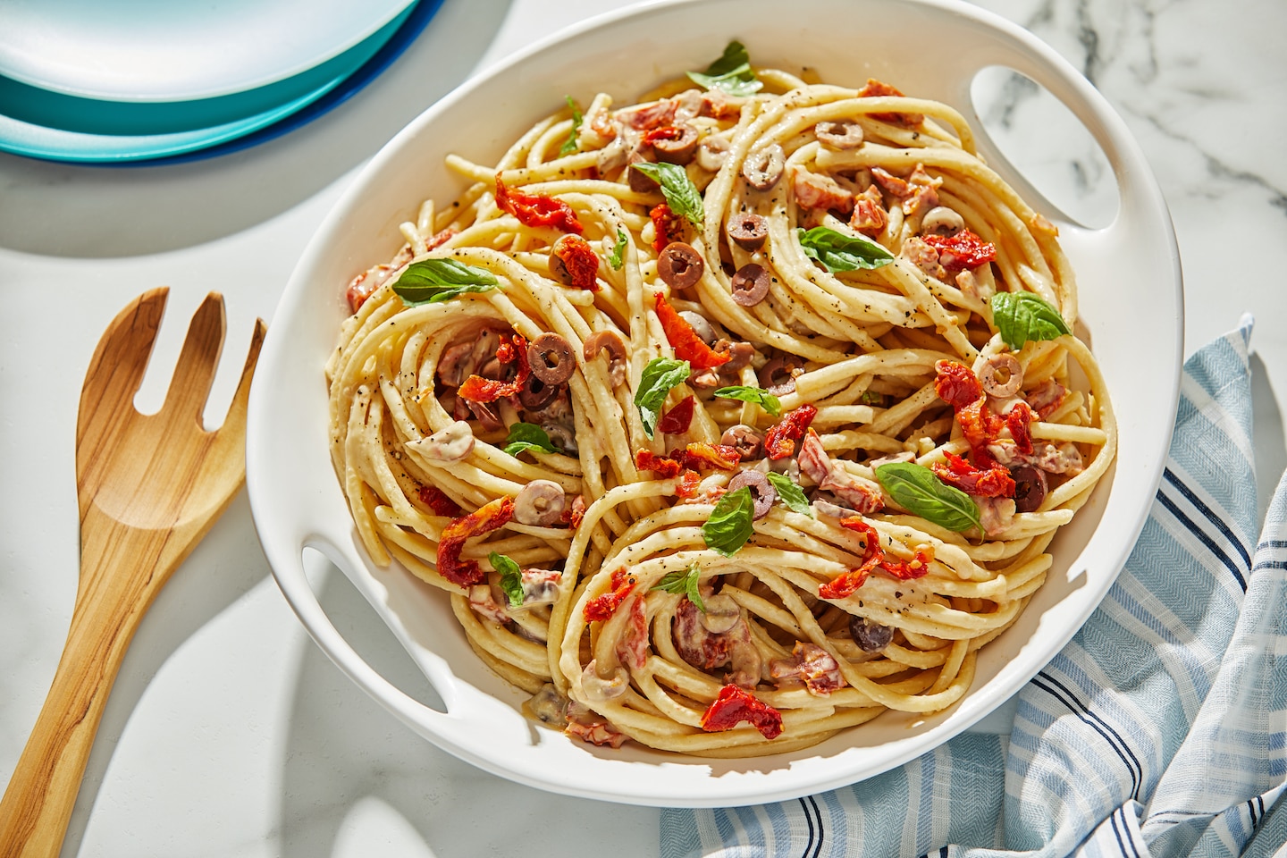 Ces pâtes rapides en un seul pot utilisent du houmous pour une sauce crémeuse