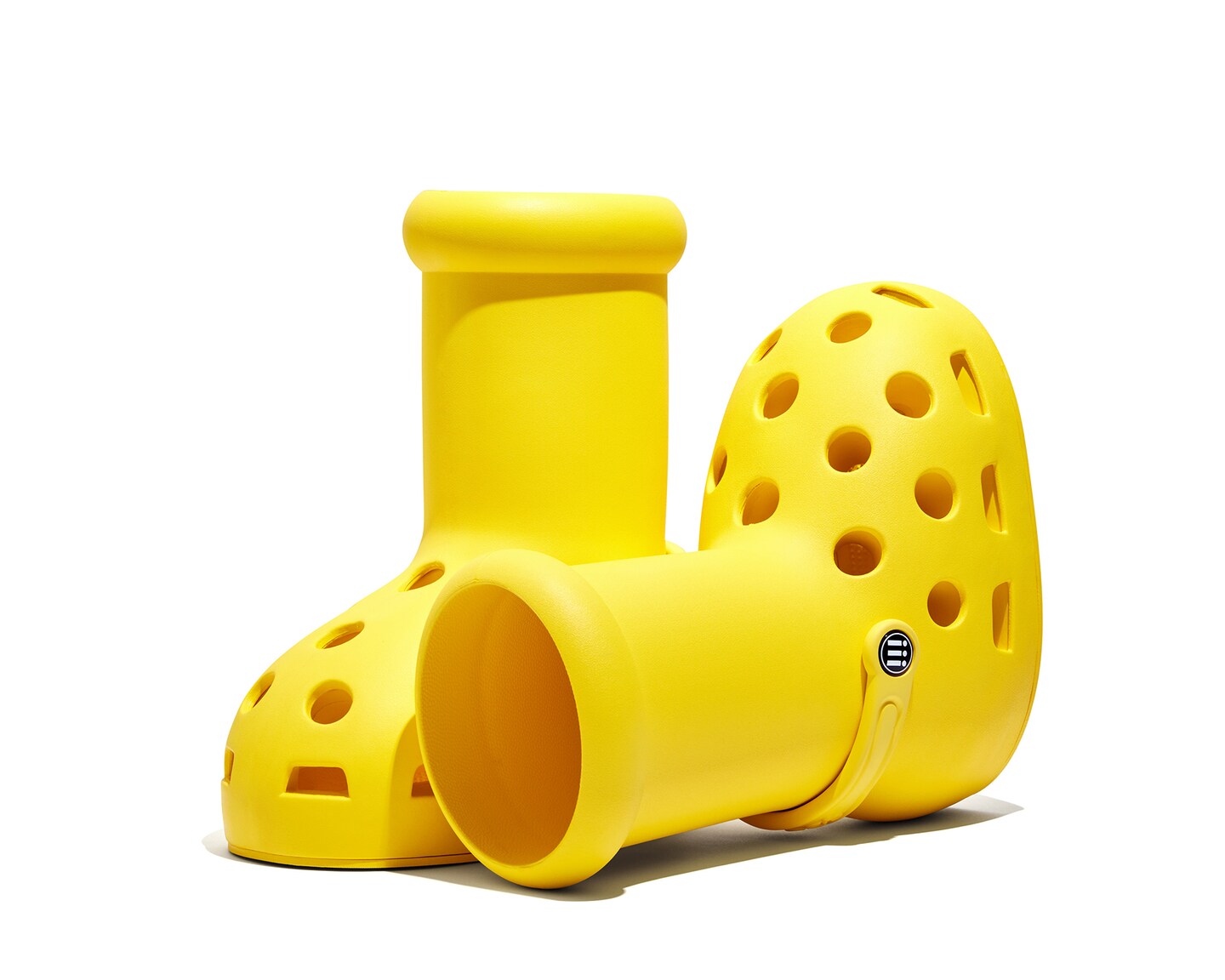 Le collectif de design MSCHF s'associe à Crocs pour la Big Yellow Boot