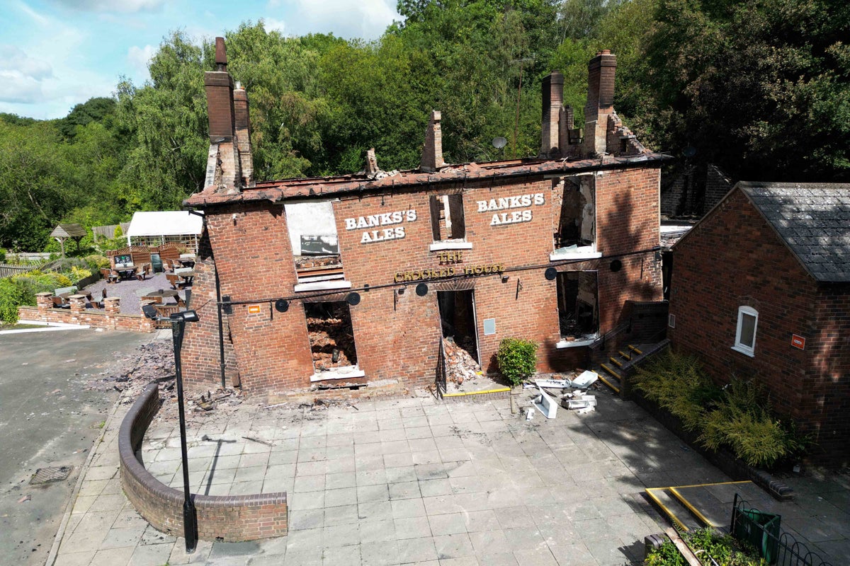 Les vestiges d'un pub historique ont été démolis deux jours après avoir été détruit par un incendie