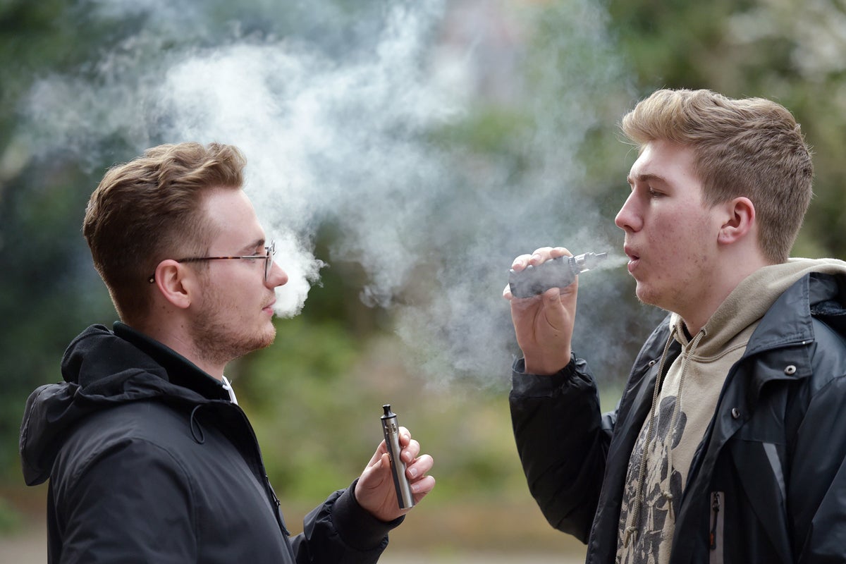 Passer aux vapes "pourrait faire économiser au NHS plus d'un demi-milliard par an", selon une étude
