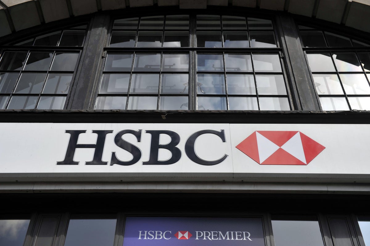 Un dirigeant de HSBC s'excuse d'avoir déclaré que la Grande-Bretagne était "faible" pour avoir cédé aux exigences américaines