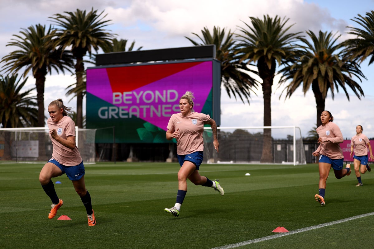 Un journal australien fait voler un hélicoptère au-dessus de l'Angleterre pour s'entraîner avant la demi-finale de la Coupe du monde