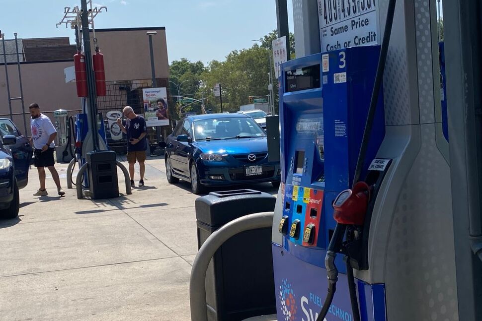 La confiance des consommateurs s'effondre alors que les consommateurs sont confrontés à l'endettement, à une inflation stagnante et à des prix élevés de l'essence |  Économie