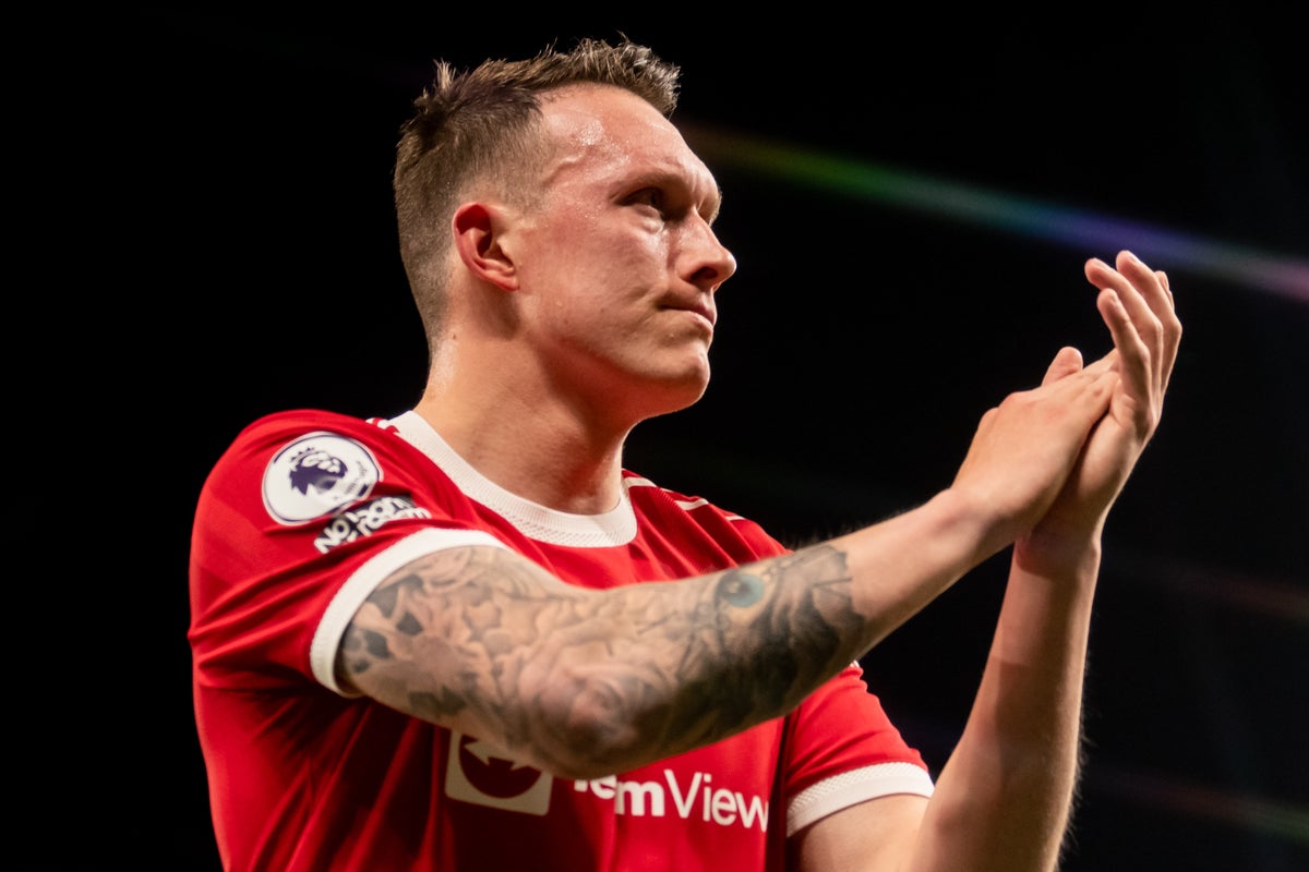 Le prochain mouvement de Phil Jones révélé alors que l'ancien défenseur de Manchester United taquine un "nouveau voyage"