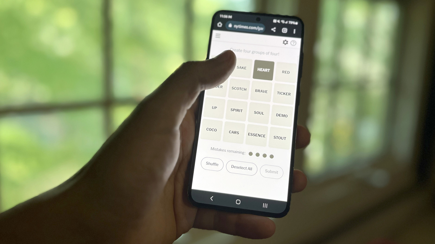 Les casse-têtes se rassemblent autour de la fontaine à eau numérique pour discuter des jeux quotidiens