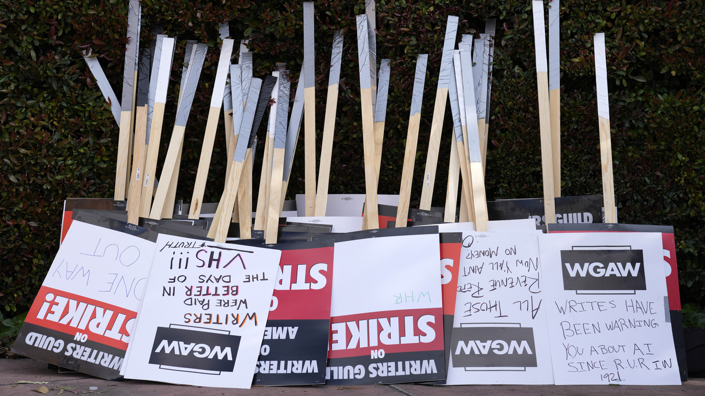 Les écrivains retourneront au travail mercredi, après que les dirigeants syndicaux aient voté pour mettre fin à la grève