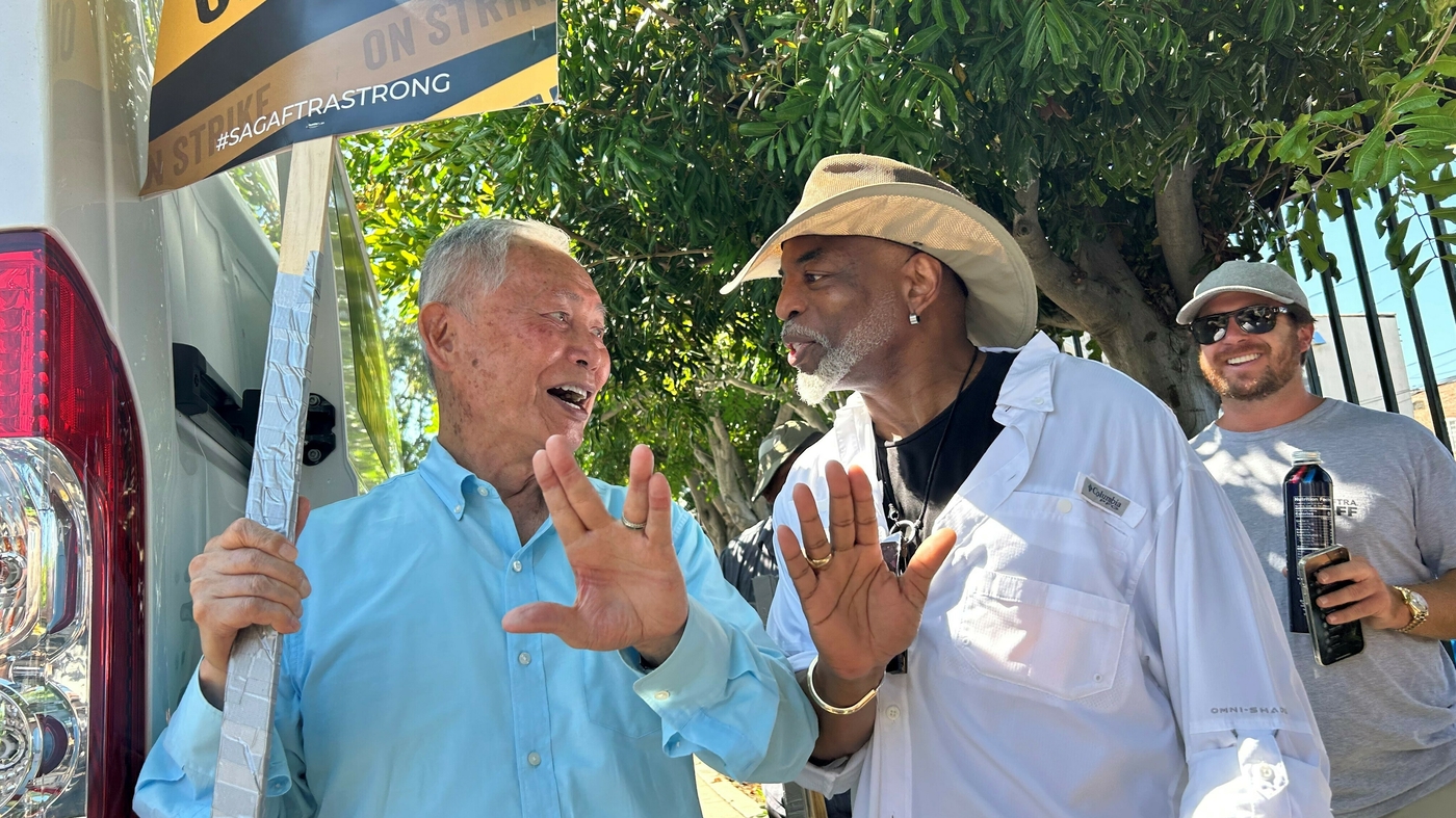 Les stars de "Star Trek" participent aux piquets de grève à Hollywood