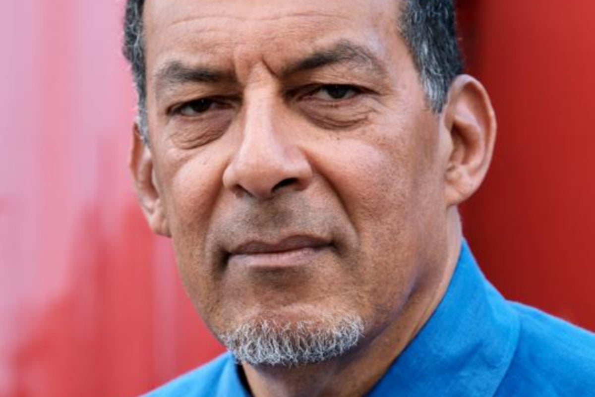 L'historien acclamé Hakim Adi remporte un prix quelques semaines après avoir été licencié suite à des mesures de réduction des coûts