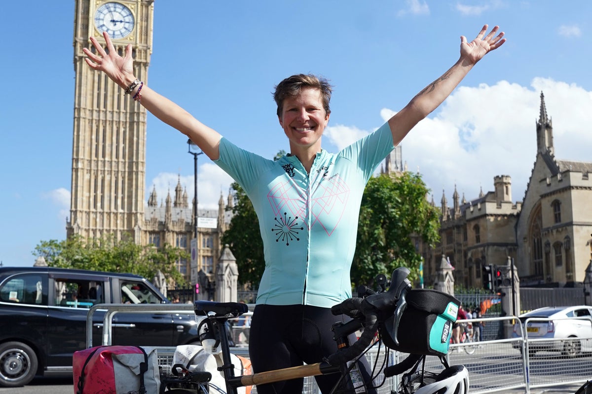 Un cycliste atteint la place du Parlement après avoir parcouru 3 000 milles autour de la Grande-Bretagne