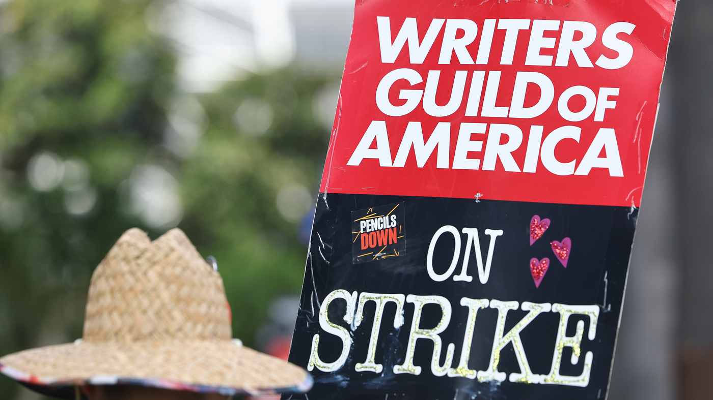 "WGA a conclu un accord provisoire avec les studios".  Mais la grève n'est pas encore terminée