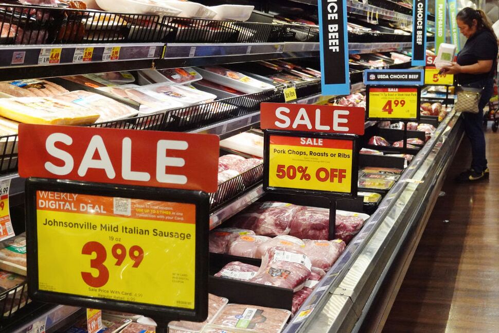 La confiance des consommateurs se détériore en raison des craintes d'inflation, tombant de 7,5 % en octobre, même si les experts affirment que l'économie reste forte |  Économie