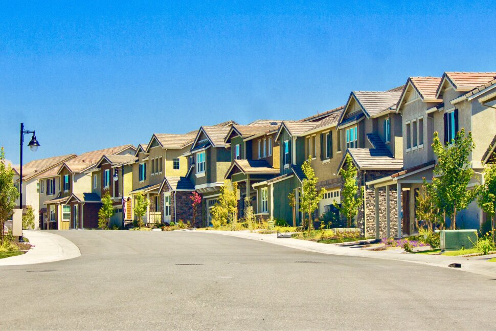 Le marché des logements neufs ressent la pression des taux hypothécaires élevés et des primes d'assurance habitation |  Économie