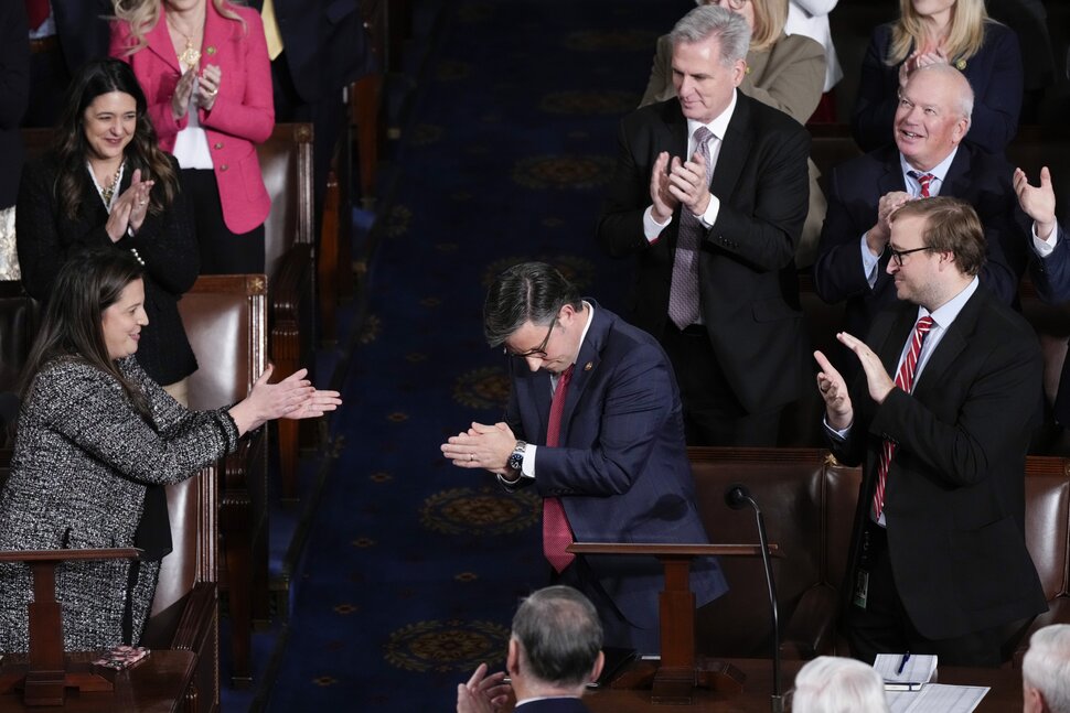 Les républicains de la Chambre élisent Mike Johnson comme président après des semaines de désarroi |  Politique