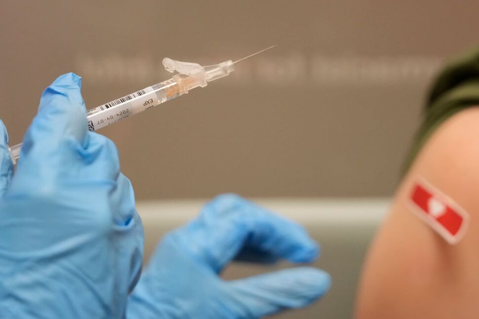 Données d'une enquête nationale : 7 % des adultes ont reçu un nouveau vaccin contre la COVID-19 au cours du premier mois de disponibilité |  Infos santé